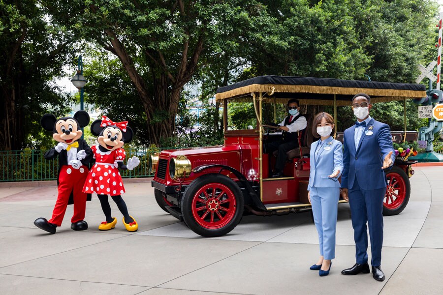 Hong Kong Disneyland – Lily Chan & Tony Dick