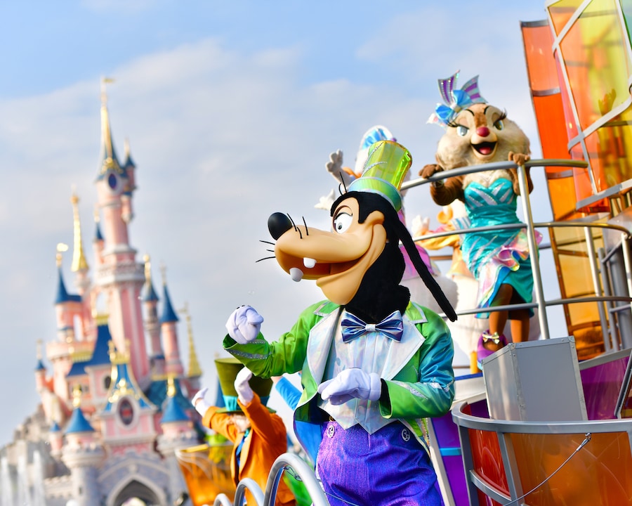 Goofy in the all-new "Dream…and Shine Brighter!" show at Disneyland Paris