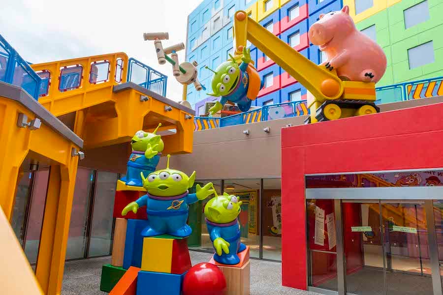 Hamm and Aliens back of the Toy Story Hotel