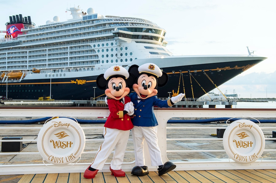 Mickey e Minnie recebem o Disney Wish em Cabo Canaveral (Flórida)