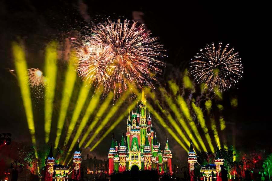 “Minnie’s Wonderful Christmastime Fireworks”