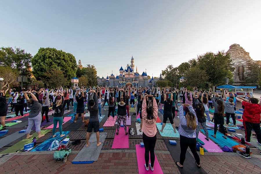 Parques Disney celebram o Dia Internacional do Yoga
