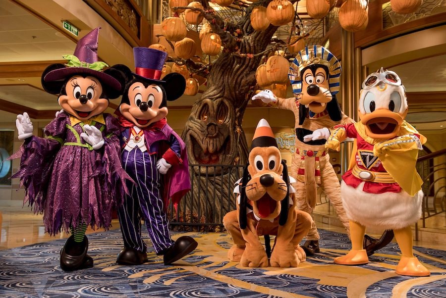 Halloween en alta mar: el árbol de la calabaza a bordo del Disney Dream con personajes de Disney vestidos de fiesta
