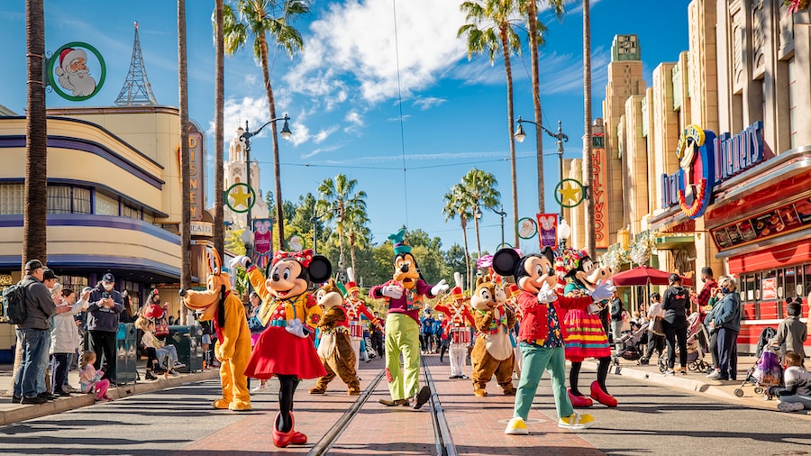 “Disney ¡Viva Navidad!” street party