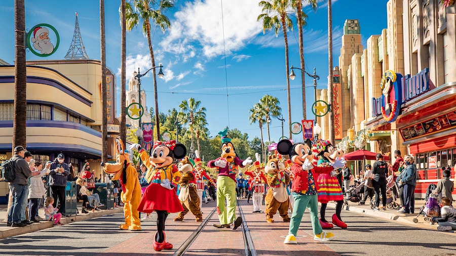 “Disney ¡Viva Navidad!”  fiesta callejera