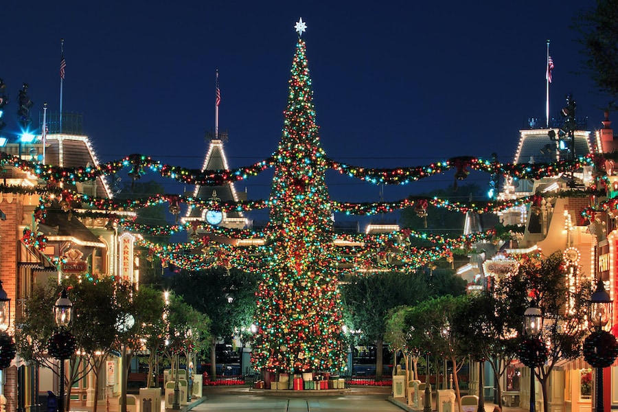 Árbol de Navidad de 60 pies de altura en Main Street, EE. UU. En el parque Disneyland