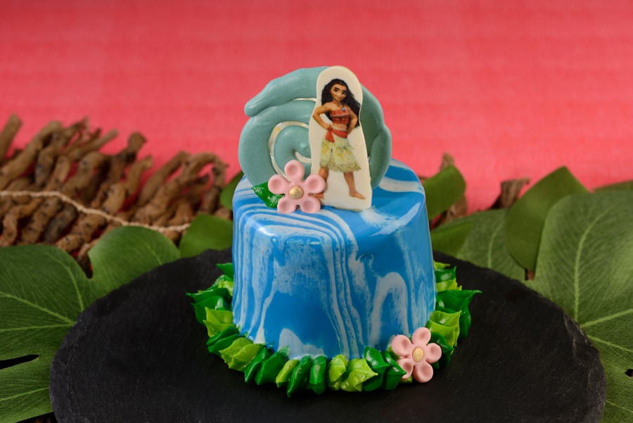 Moana petite cake resembling flowing water and the Heart of Te Fiti