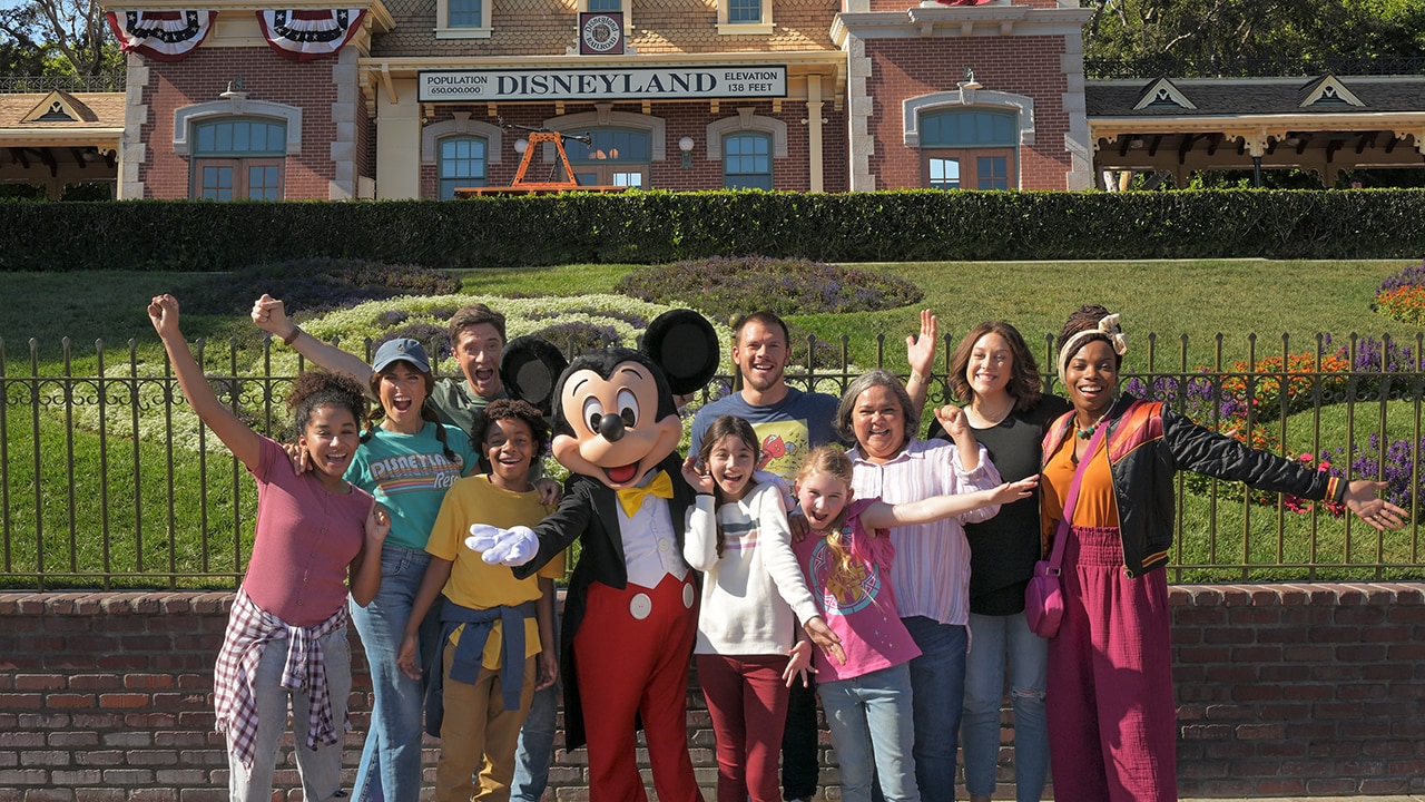 Elenco de “Home Economics” fala sobre gravar no Disneyland Resort