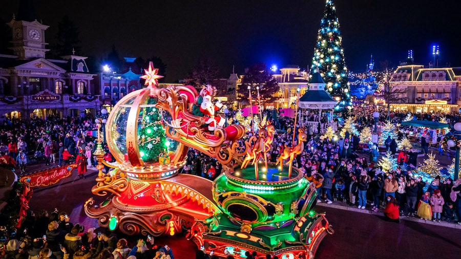 “Mickey’s Dazzling Christmas Parade” at Disneyland Paris