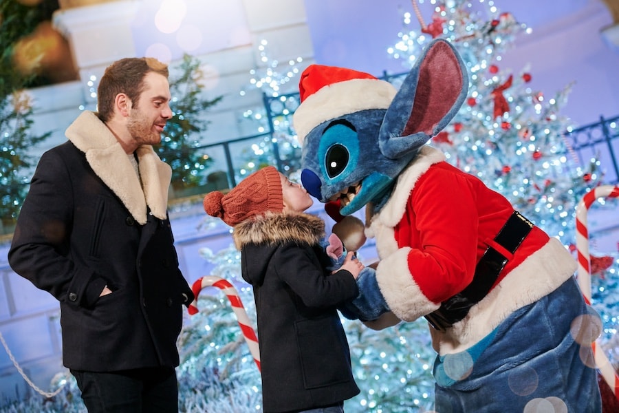 Guests meeting Stitch
