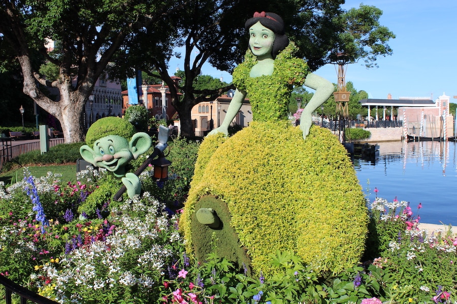 Snow White & the Seven Dwarfs topiary at EPCOT