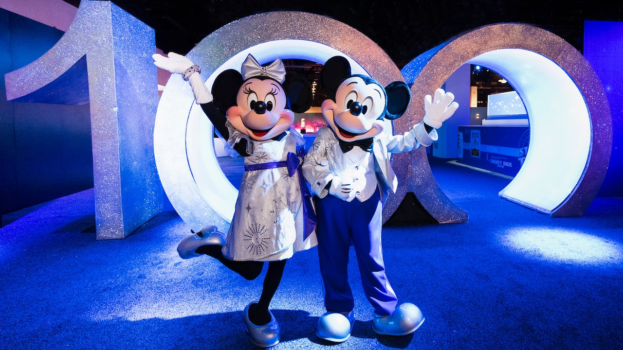 Stratford on Avon ik luister naar muziek vaas Celebrating 100 Years of Disney and the Wonder of Mickey and Minnie | Disney  Parks Blog