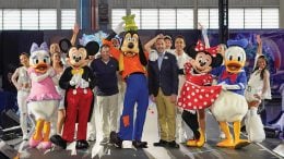 Disney characters with Azul Linhas Aéreas and Walt Disney World