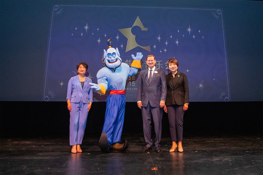 Genie from "Aladdin" with Shanghai Disney Resort and Make-A-Wish Shanghai leaders