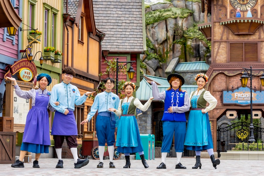 Hong Kong Disneyland, First Look: World of Frozen Cast Member Costumes
