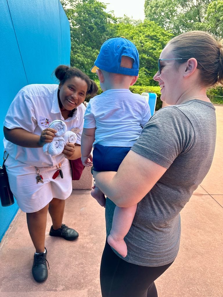 Dye shows towel art to young guests