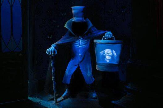 Hatbox Ghost Materializes At The Haunted Mansion At Walt Disney World ...