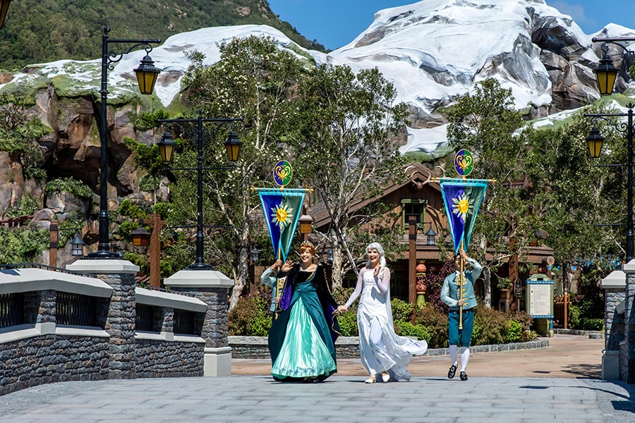 Queen Anna and Elsa enter World of Frozen