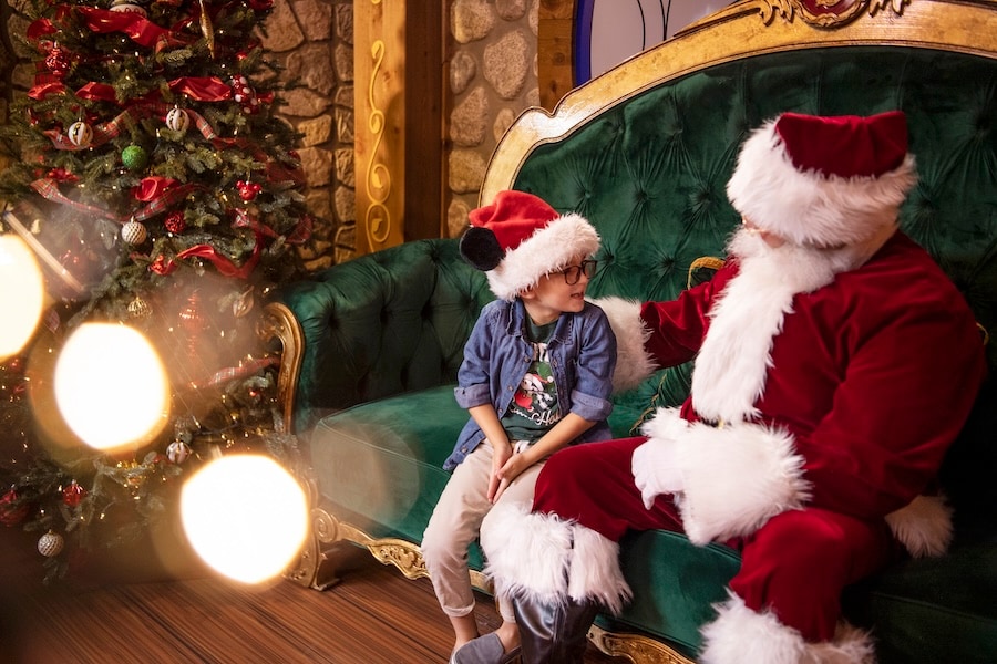 Kid meeting Santa at Disney Springs