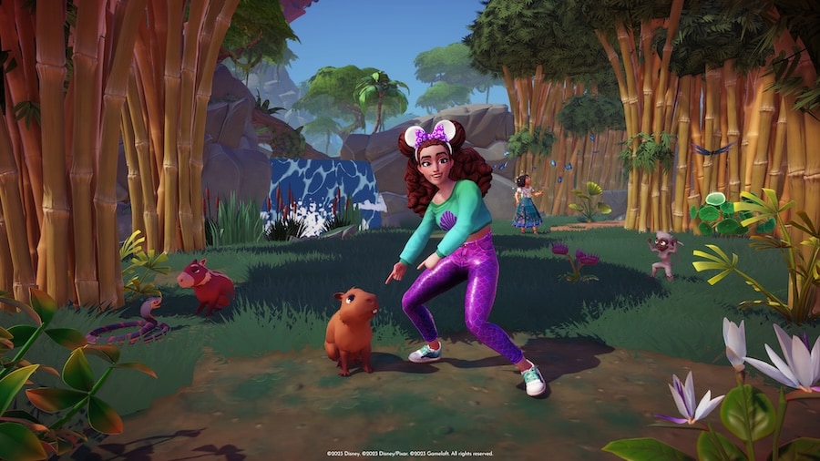 Find new animal friends, like capybaras, monkeys and snakes in the Glittering Dunes, available on Disney Dreamlight Valley