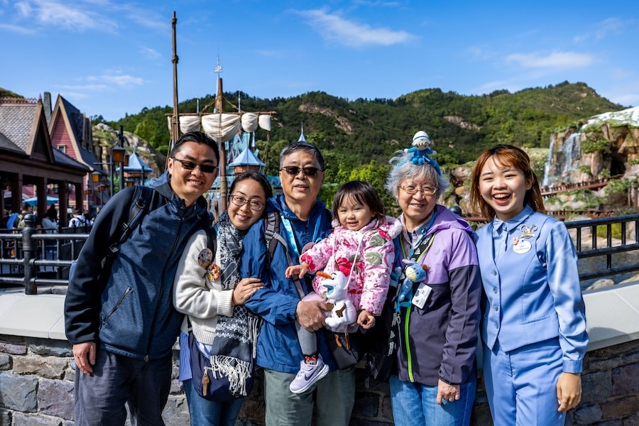 The Chen family, the 100 Millionth Guest at Hong Kong Disneyland, in World of Frozen