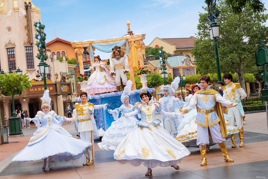 Shanghai Disney Resort entertainment, image of Disney royal characters