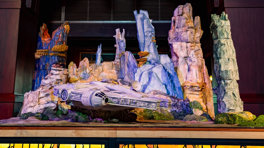 Exhibición de comida del Halcón Milenario de la Temporada de la Fuerza en Disneyland
