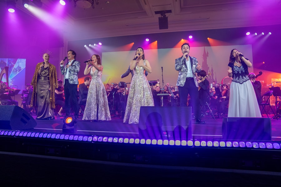 Singers and orchestra during the closing piece of “Disneyland Paris in Concert”