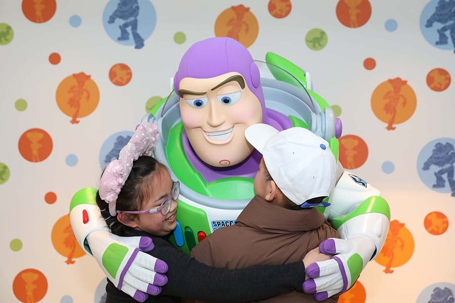 Zuozuo and his family meet Buzz Lightyear