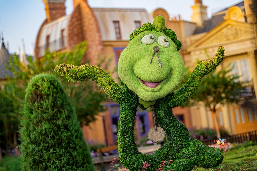 Cogsworth Topiary at EPCOT