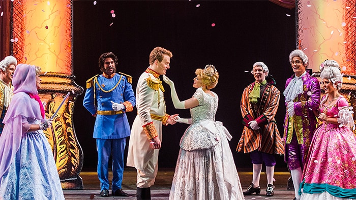 Lors d'un spectacle en direct, Cendrillon touche le menton du Prince Charmant au bal royal
