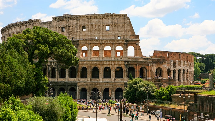 Pessoas caminham do lado de fora das ruínas do Coliseu, em Roma.