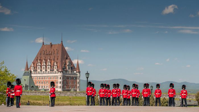 Un régiment de gardes devant la Citadelle de Québec
