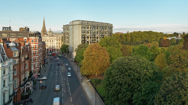 Kensington Gardens, Kensington Road and the Royal Garden Hotel in London
