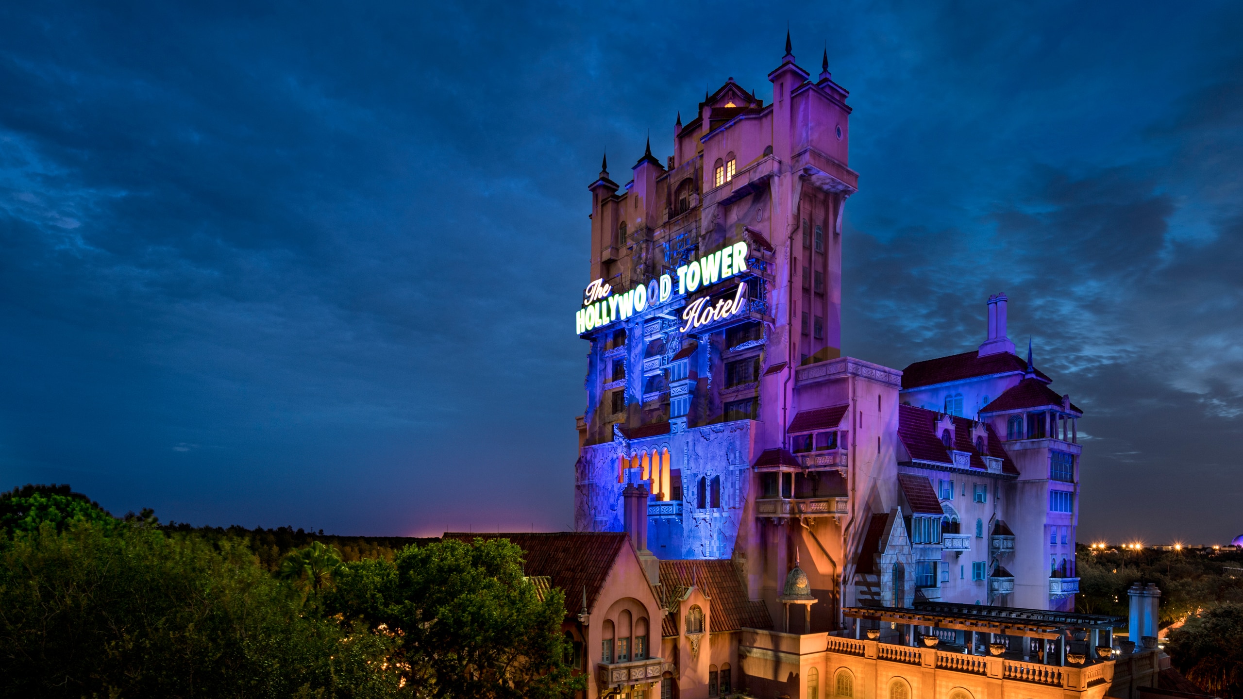 ディズニー・ハリウッド・スタジオのトワイライトゾーン・タワー・オブ・テラーがある夜景