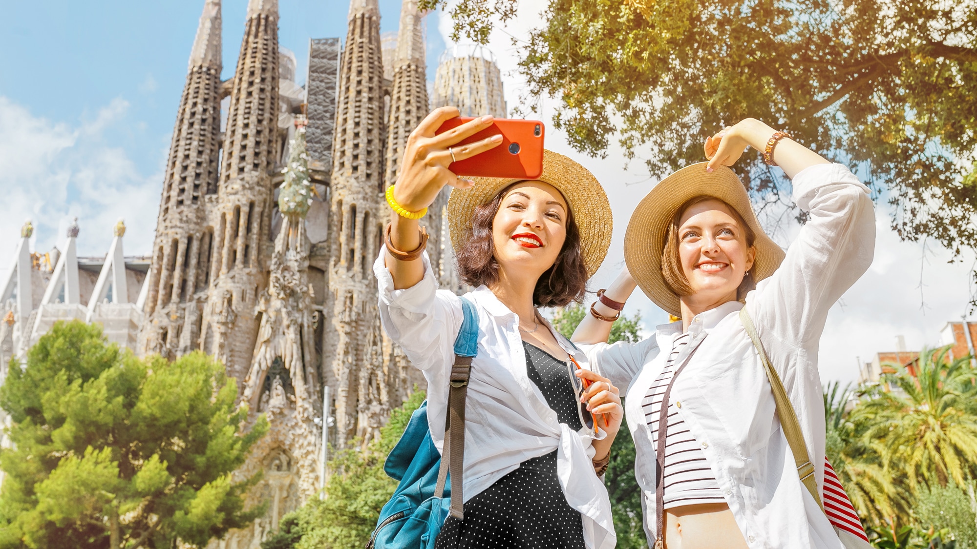 バルセロナの聖十字架と聖エウラリア大聖堂の前で自撮りする 2 人の女性