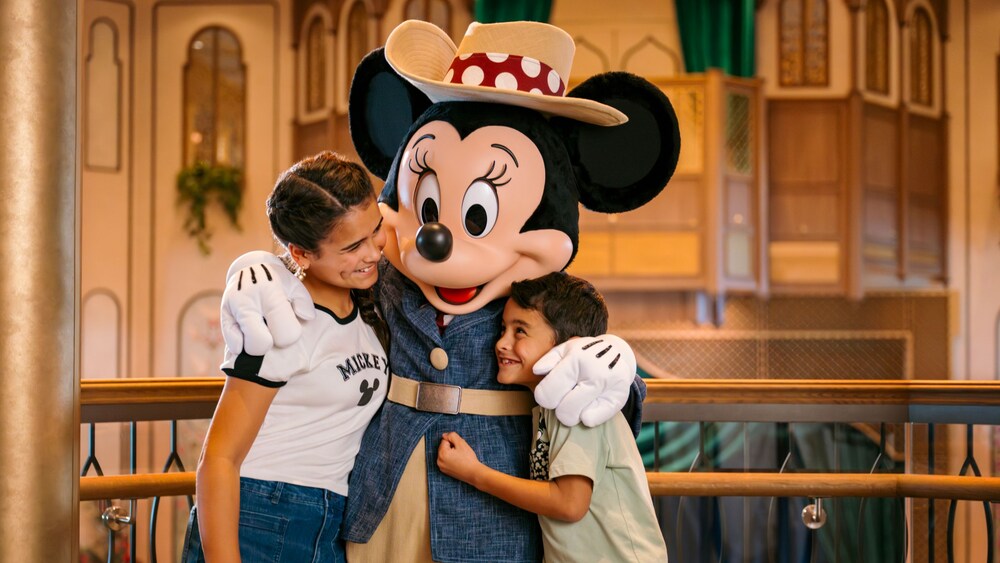 Minnie abrazando a un niño y a una niña
