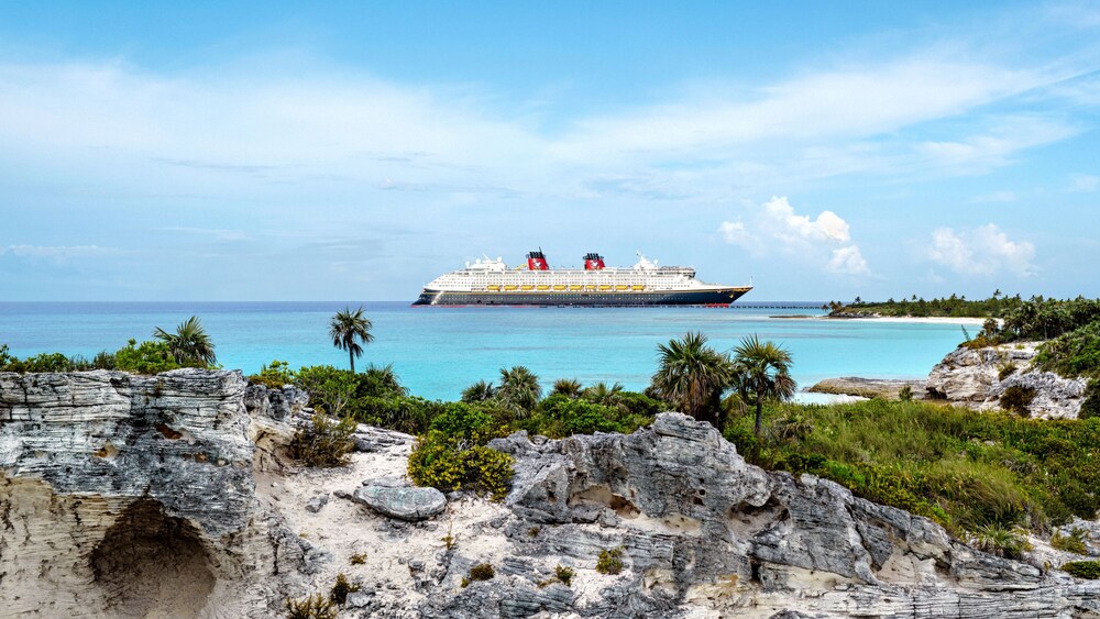 Una embarcación de Disney Cruise Line en el agua cerca de Disney Lookout Cay en Lighthouse Point