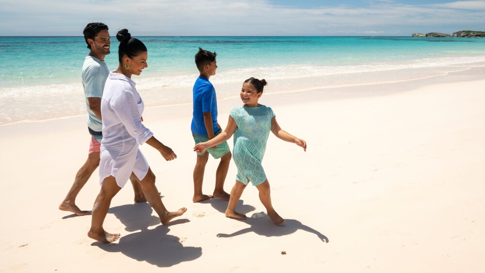 Una familia caminando por una playa