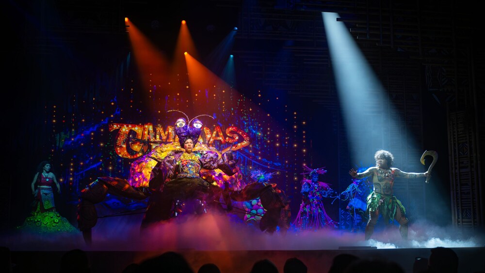 Tamatoa y Maui en una presentación de Disney The Tale of Moana, un espectáculo teatral a bordo del Disney Treasure