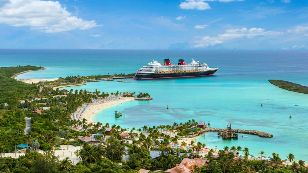 Um navio da Disney Cruise Line atracado na Disney Castaway Cay, nas Bahamas