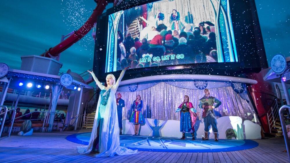 Artistas cantando en la Fiesta en cubierta de Frozen