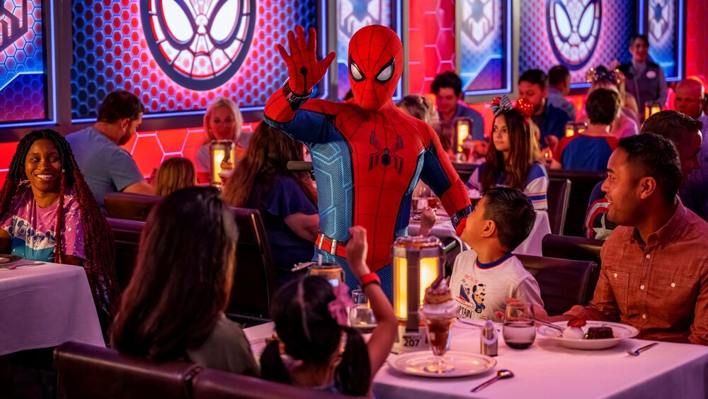 Spider Man saludando a los Pasajeros, mientras comen en el Restaurante Worlds of MARVEL