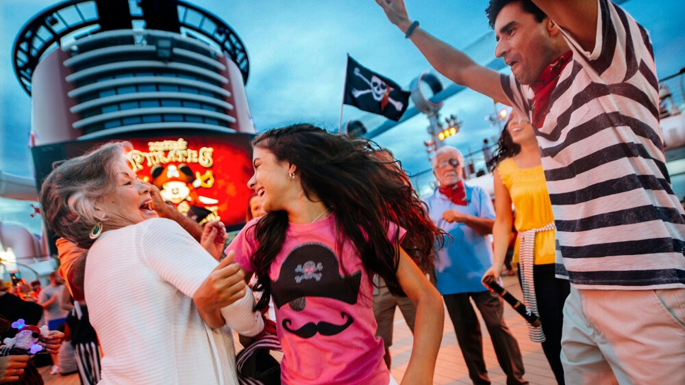 Pasajeros bailando en la fiesta Pirata