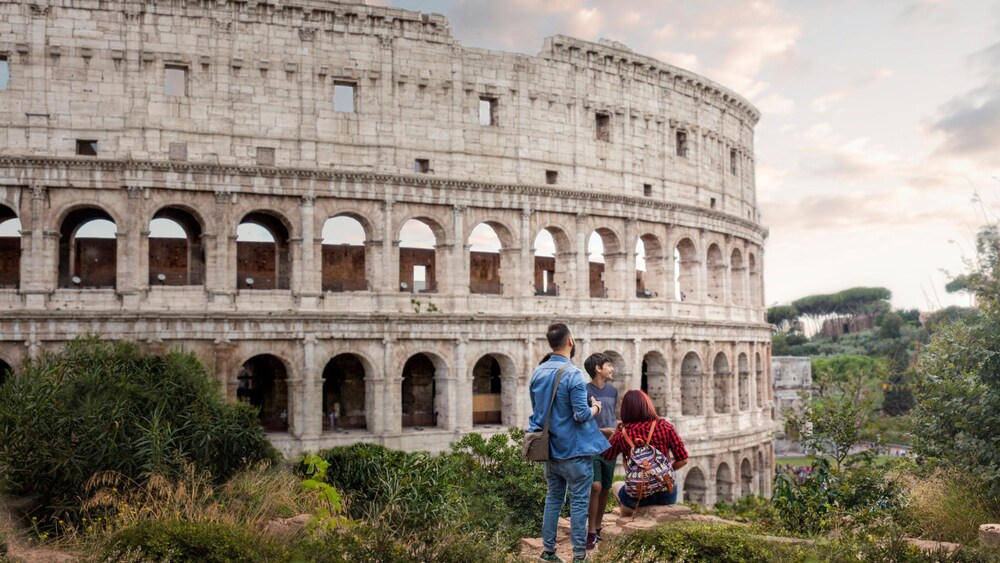 Turistas do lado de fora do Coliseu em Roma