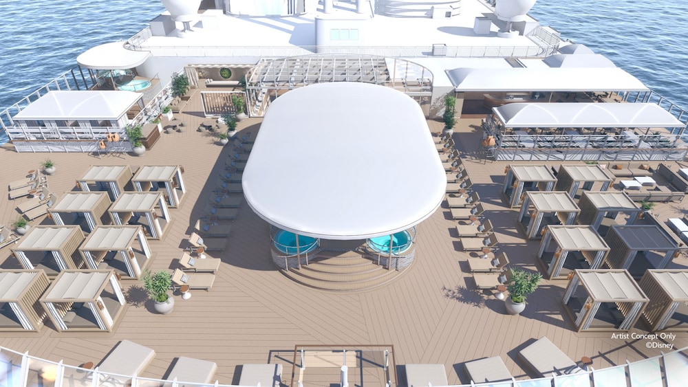 Una vista aérea de la terraza Concierge con cabañas, tumbonas y una piscina con sombra