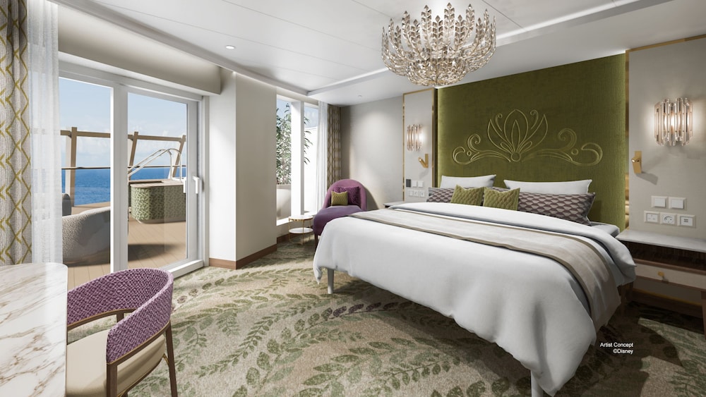 Un Dormitorio Principal Anna en una Suite Concierge con una cama King Size, una lámpara de techo y puertas de vidrio que llevan a un balcón con vista al mar