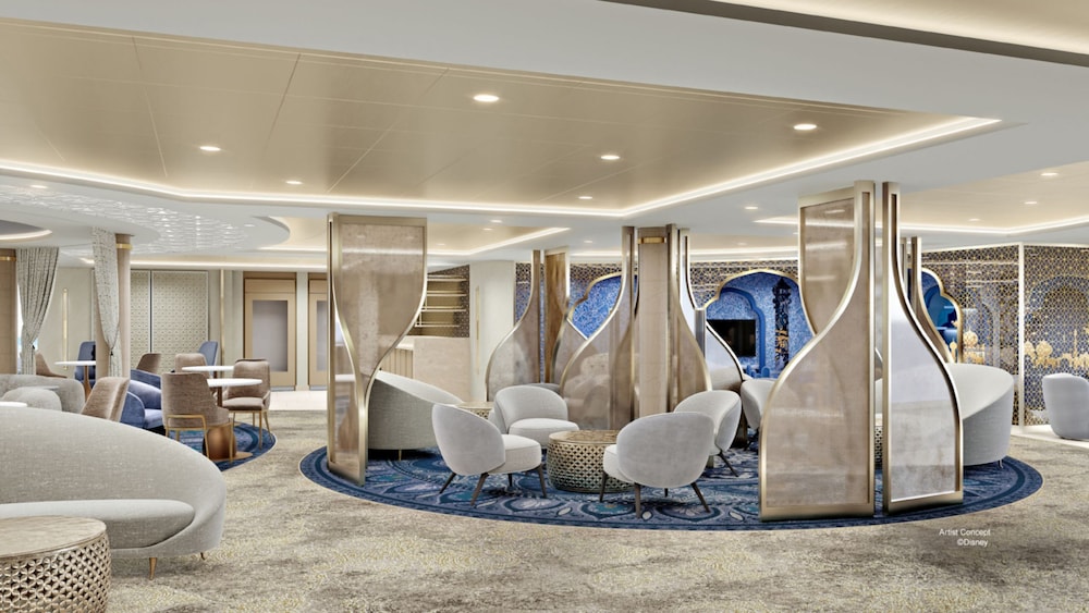 El Salón Concierge con temática de "Aladdin", sillones orejeros y mesas de coctel