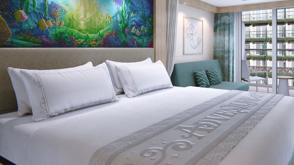 Representação artística de uma cabine Deluxe com vista para o jardim e varanda no Disney Adventure, com cama, sofá, arte inspirada em A Pequena Sereia e uma varanda com vista para o jardim.