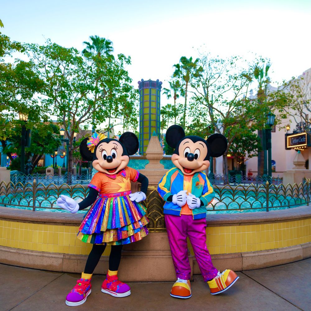 Minnie Mouse y Mickey Mouse visten trajes iguales por el 25.º aniversario de Disney California Adventure Park
